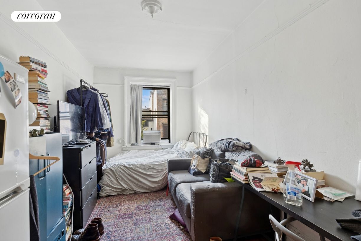 Primary Photo - 120 Montague St