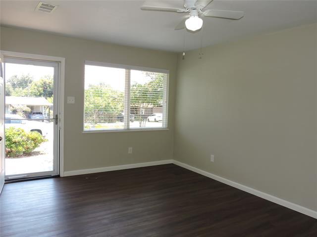 Building Photo - 11927 Hoblitzelle Dr