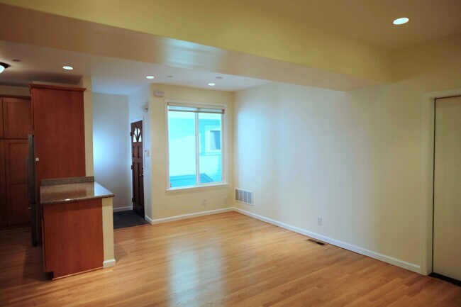 Building Photo - 556 7th Ave