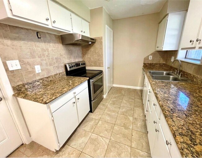 Foto del edificio - 16915 Forest Bend Ave