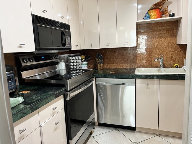 Building Photo - 6061 Collins Ave
