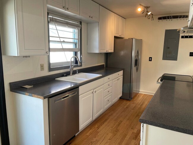 Building Photo - 3 Bed 2 Bath Home With 2000+ Square Feet W...