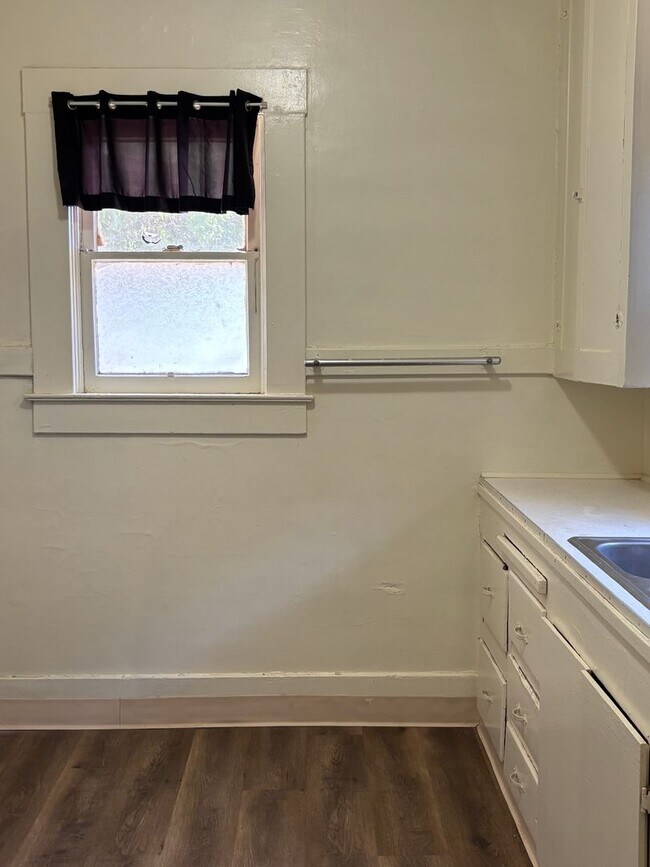 Foto del edificio - Affordable 1 bedroom 1 bathroom home on Marks and McKinley.