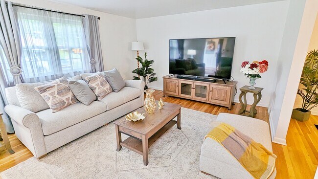 Living Room - 106 S Jamestown Rd