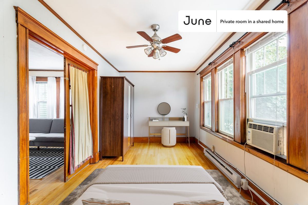 Private bedroom in 4 bed/1.5 bath Home - Private bedroom in 4 bed/1.5 bath Home