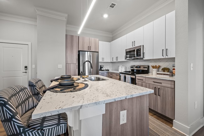 Building Photo - Crowne at 501