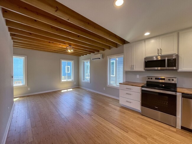 Building Photo - Beautiful Compact Cottage in South Asheville