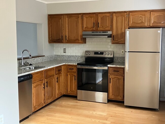 new counters, new appliances - 1867 Norhurst Way N