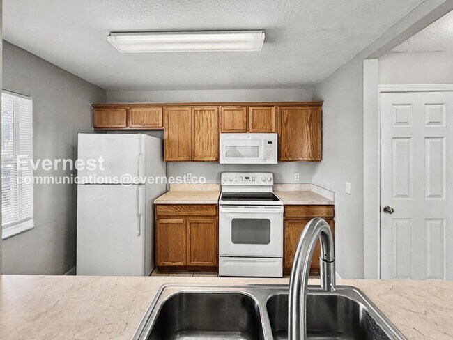 Foto del edificio - 3 Bed, 2.5 Bath Townhome in Gated Community / Pet-Friendly / Vouchers Accepted / Available Now!