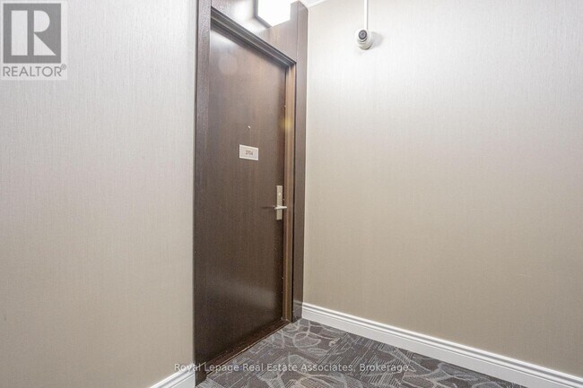 Photo du bâtiment - 50 Absolute Ave