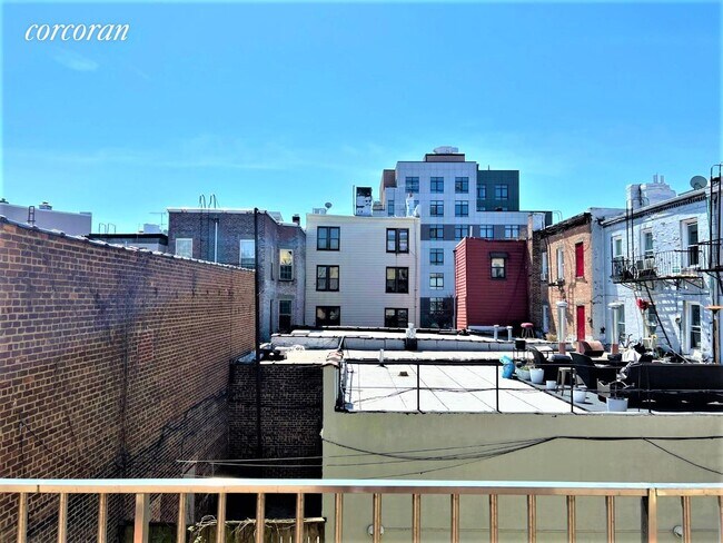 Building Photo - 128 Dupont St