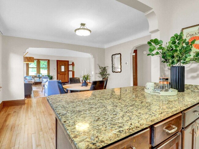 Building Photo - Spacious 5 bedroom home on Minnehaha Parkw...