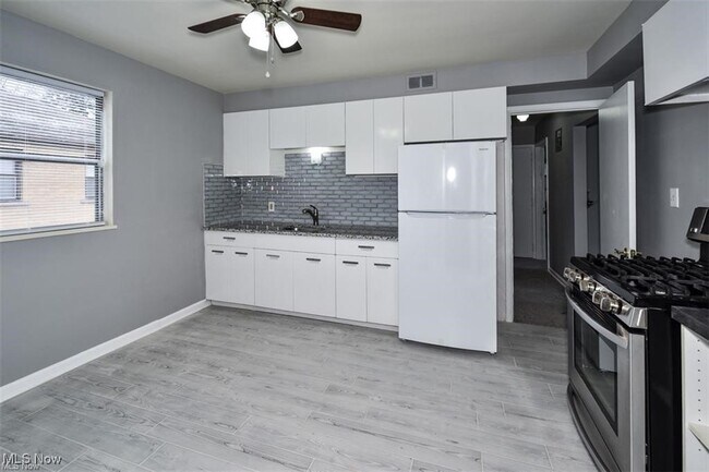 Building Photo - 2346 Westmoor Rd