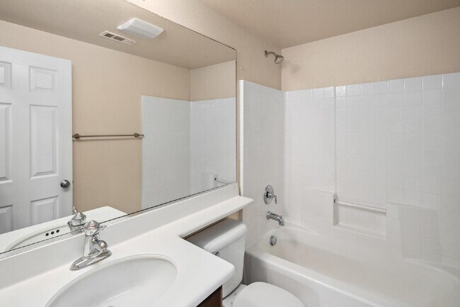 Foto del edificio - Stunning Corner Unit with Mountain Views & Prime Location!