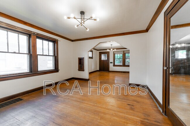 Foto del edificio - 4908 E 10th St