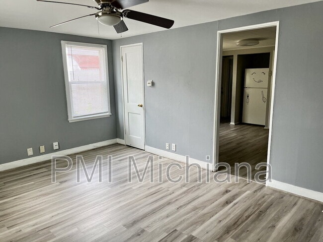 Building Photo - 1527 E Fox St