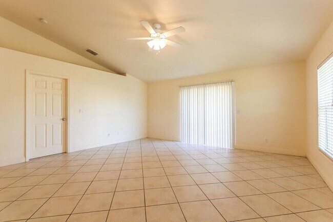 Building Photo - Attractive 3/2/1 Duplex in Lehigh Acres!