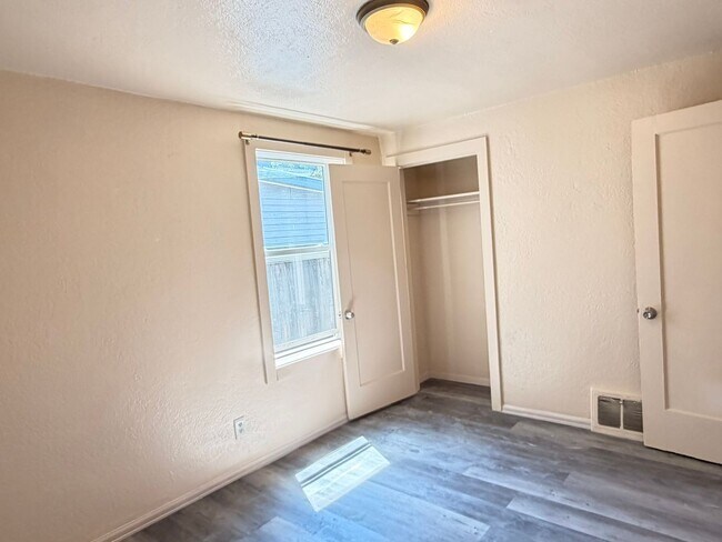 Foto del edificio - Cute House - 3Bed 1Bath - ONE Block from CMU!!!