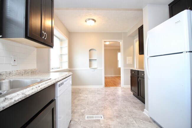 Foto del edificio - Single Family Home 3  beds 1 .5 bath FOR RENT!
