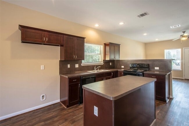 Foto del edificio - 8530 Homewood Ln