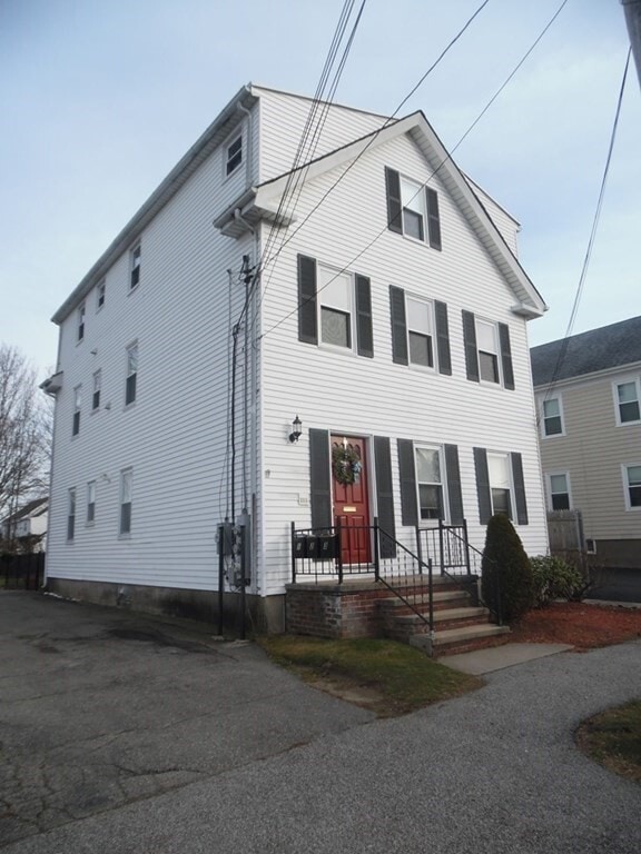 46 First School St Unit 3, Bristol, RI 02809 Room for Rent in Bristol