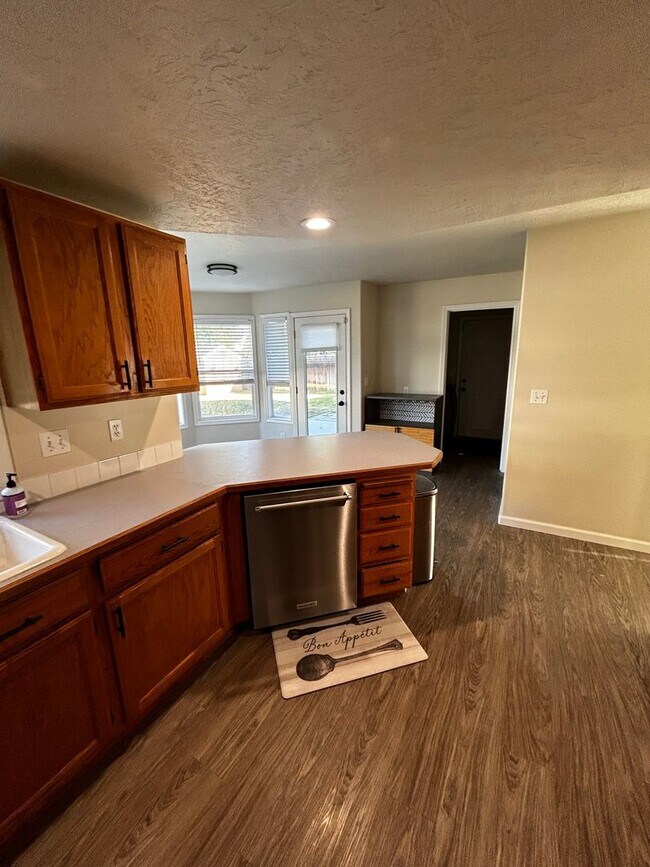 Building Photo - 4 Bedroom in West Boise Available Now