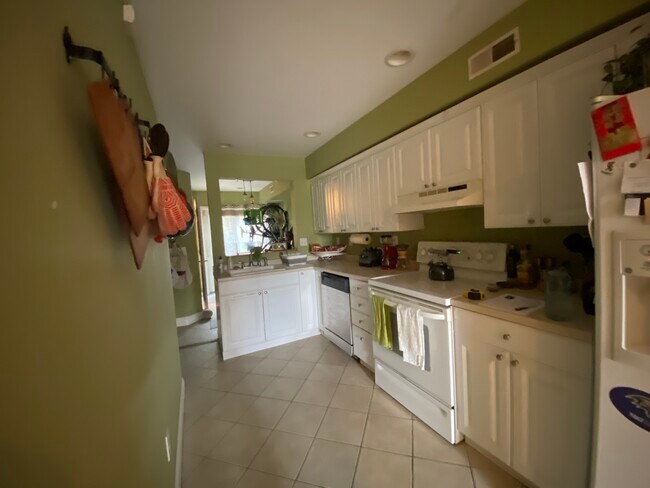 Fully equipped kitc - 106 Birckhead St