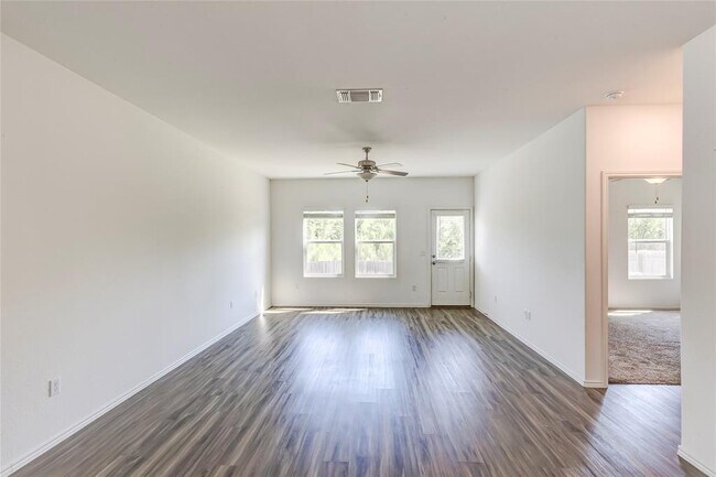 Foto del edificio - 7420 Tonka Ln
