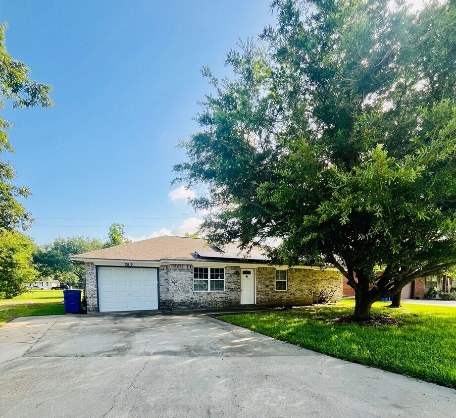 Foto principal - 3 Bedroom, 2 Bathroom Home for Rent in WES...