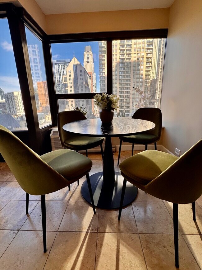 Foto del edificio - 30 E Huron St