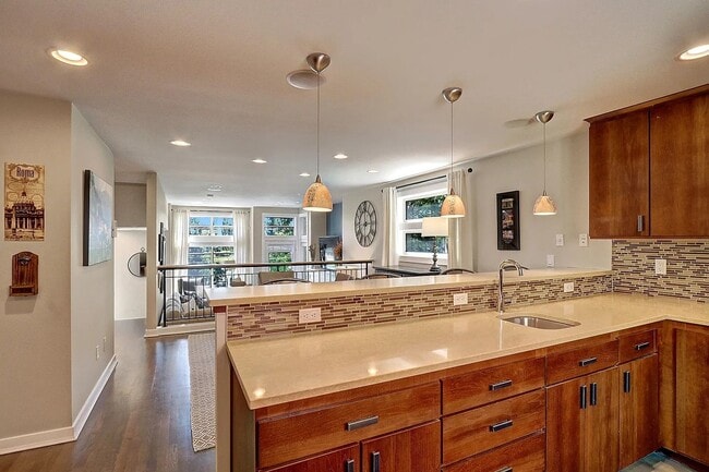 Building Photo - Luxury End-Unit Townhome with Lake Views, ...