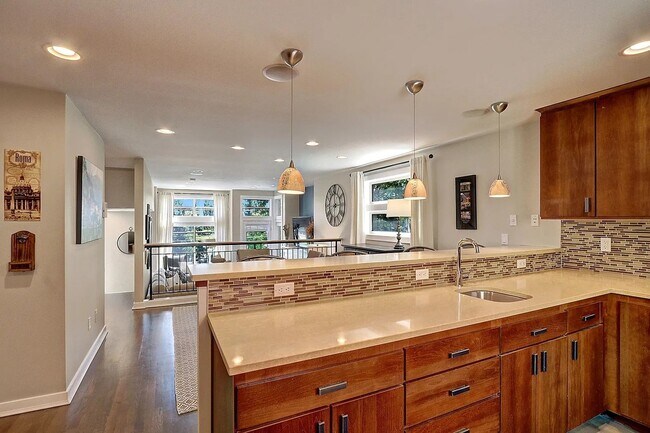 Foto del edificio - Luxury End-Unit Townhome with Lake Views, ...
