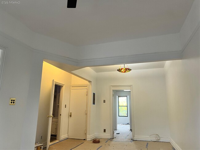 Building Photo - 102 Kingston Ave