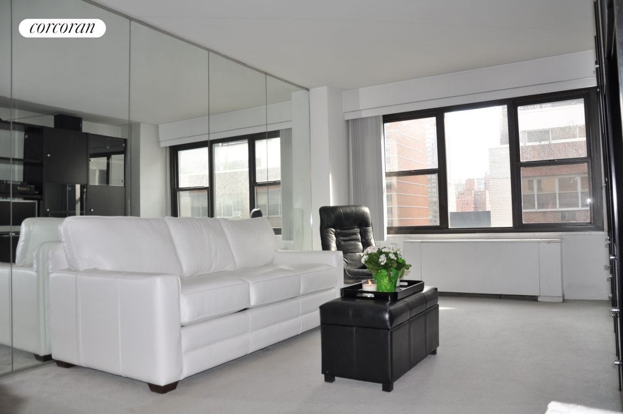 Primary Photo - 220 E 57th St