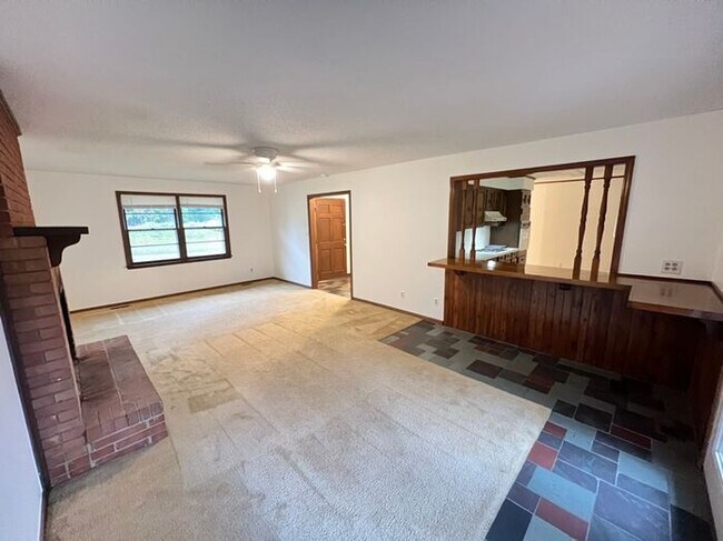 Foto del edificio - Large 4 bedroom home with optional HUGE de...
