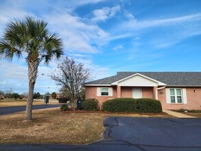Building Photo - 9600 Villas Dr