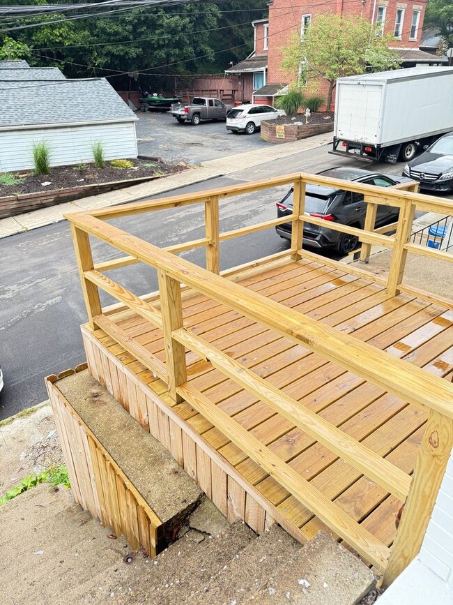Building Photo - Newly Remodeled 2 or 3 Bedroom In Upper La...