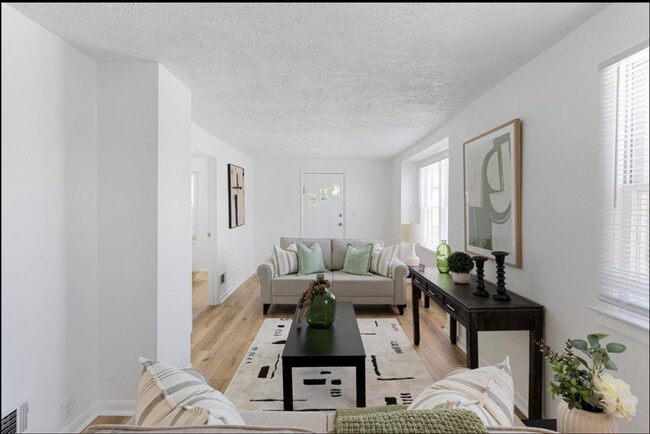 Foto del edificio - Updated South Omaha Home with Oversized Ga...
