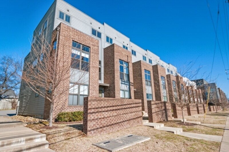 Primary Photo - 1069 E Trinity Ln