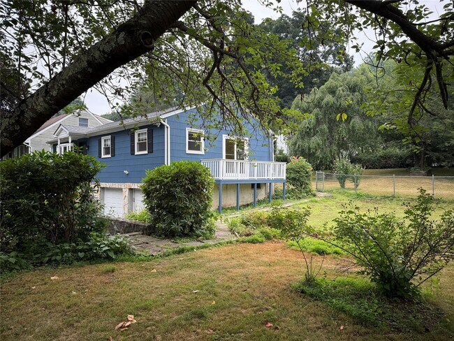 Foto del edificio - 102 Putnam Rd
