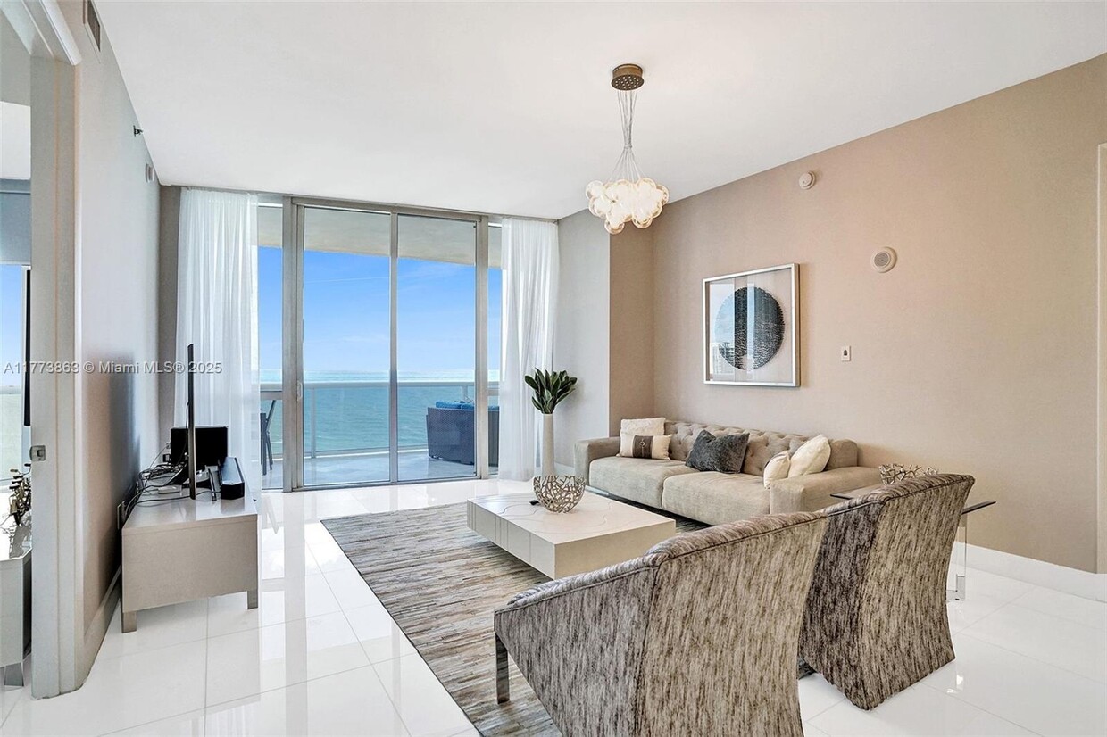 Primary Photo - 16001 Collins Ave
