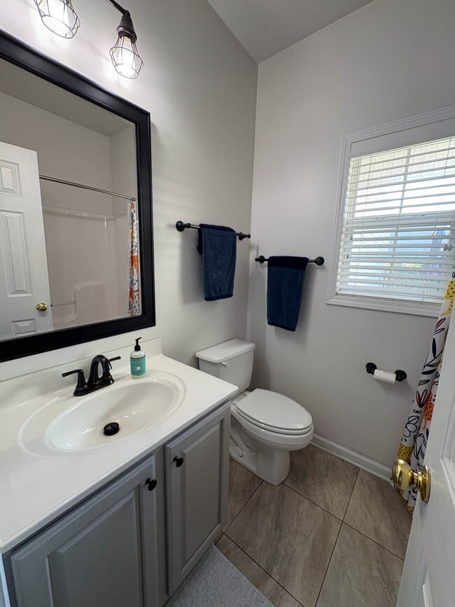 Foto del edificio - 4717 Farm Lake Dr