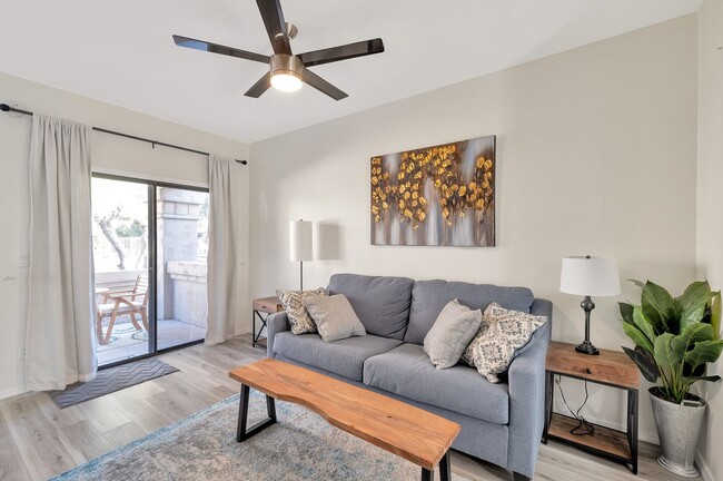 Building Photo - REMODELED/FURNISHED 1 Bed Condo in PRIME L...