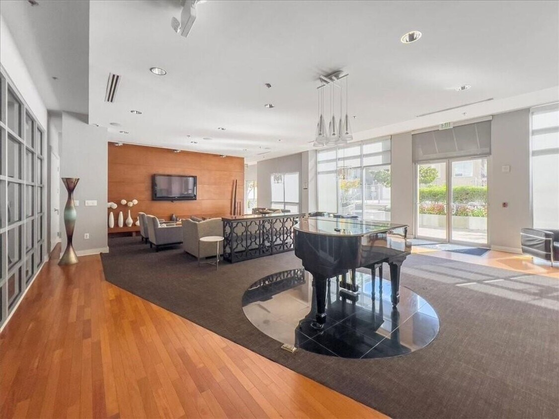 Foto principal - 711 Cosmopolitan Dr NE