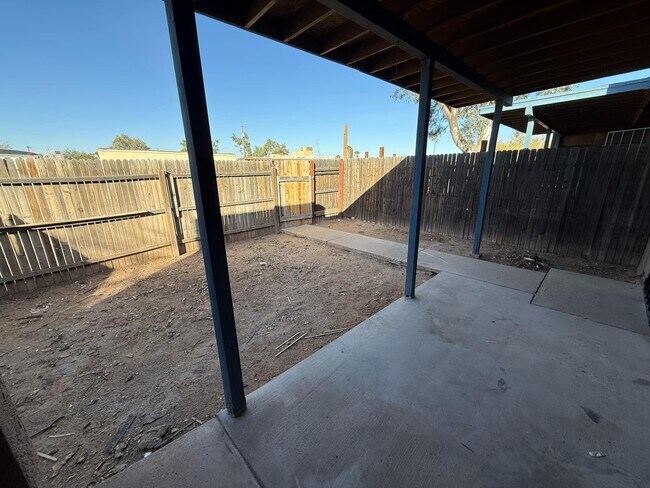 Foto del edificio - 2419 N Geronimo Ave