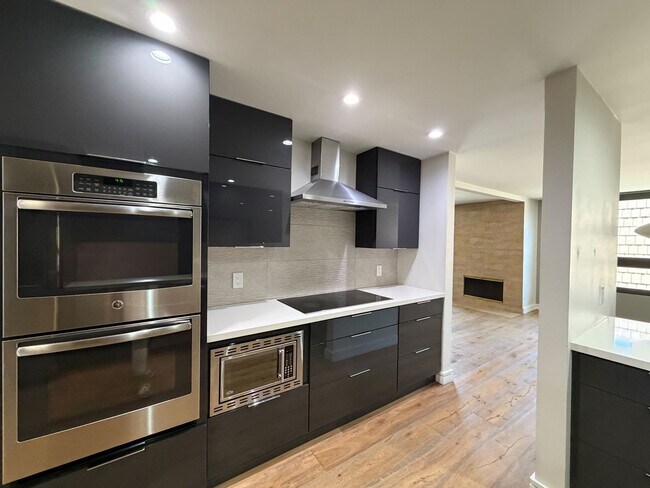 Building Photo - Top Floor Beautiful 2BD 2BA
