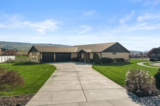 Building Photo - 229 Sun Valley Dr