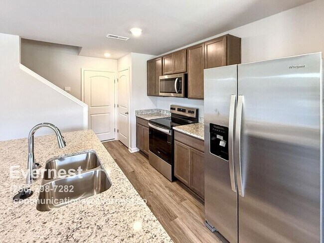 Building Photo - 3-Bedroom, 2.5-Bathroom Townhouse in a Pri...