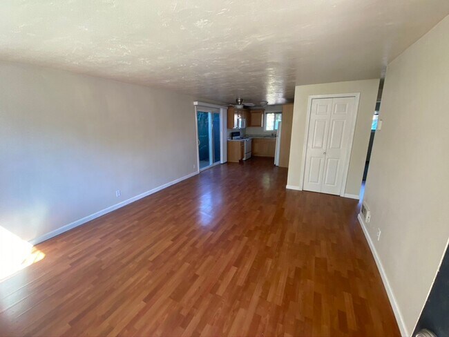 Foto del edificio - Downtown 2 bedroom ground floor apartment