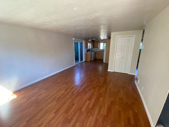 Building Photo - Downtown 2 bedroom ground floor apartment